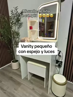 LIKIMIO Small Makeup Vanity Desk with Mirror and Lights Si tienes poco espacio pero quieres un tocador que se vea bonito y sea funcional, este fue un acierto. ✨ El espejo incluye 3 tonos de luz LED con brillo ajustable, tiene 2 enchufes y 2 puertos USB para conectar la plancha, secadora o cargar el teléfono, además de cajón amplio, repisas de almacenamiento y banco con espacio interno. Todo en un diseño compacto ideal para dormitorios pequeños. 🤍 #tiktokshopcreatorpicks #summerwins #summervibes #dealsforyoudays #summeressentials  
