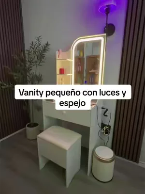 LIKIMIO Small Makeup Vanity Desk with Mirror and Lights ✨ • 59” × 24.4” × 15.4” • MDF + vidrio • Espejo LED con 3 tonos de luz y brillo ajustable • 3 repisas + 1 cajón amplio • Banco con almacenamiento • 2 enchufes + 2 puertos USB • Ideal para espacios pequeños • Incluye herramientas para ensamblarlo #tiktokshopcreatorpicks #summerwins #summervibes #dealsforyoudays #summeressentials   