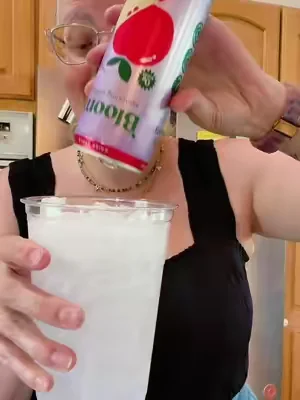 My husband loves the strawberry watermelon one and I also really like the peach mango! They’re all so good but the crisp apple one is my fave! @Bloom Nutrition #bloom #bloomenergy #energydrink #prebiotic #guthealth 