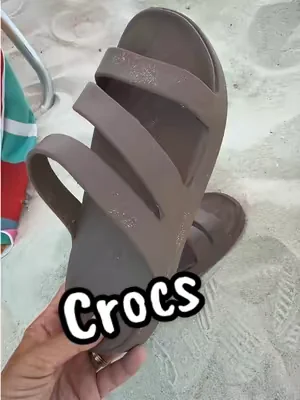 These have been perfect for the beach! #crocs #sandals #dealsforyoudays #dfyd #beachvibes @Crocs 