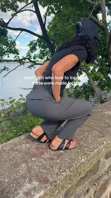 The best travel pants for short girls that prioritize comfort and looking elegant. I’m 5’ in short inseam size XS @Baleaf Us #travelpants #travelessentials #traveloutfit #pants 