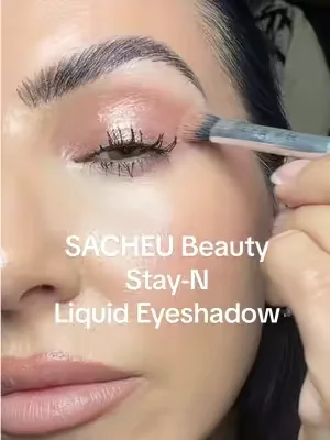 Great for hooded eyes 👀 long wear and crease proof 🤎 yes please @SACHEU Beauty US #sacheubeauty #liquideyeshadow #kbeauty #dealsforyoudays 