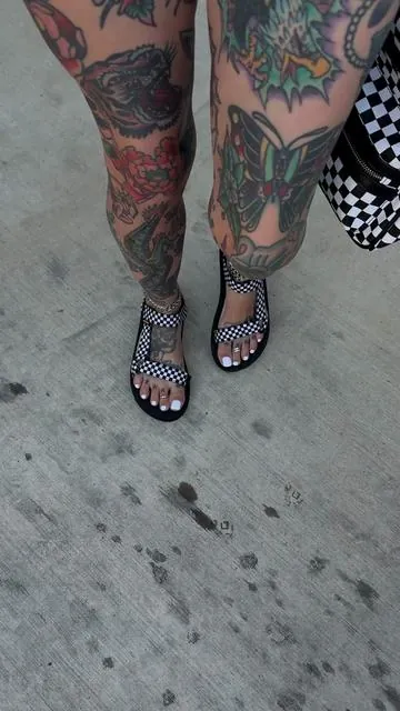 Obsessed 😍 true to size! If you’re a half size then size down 🖤 @WateLves Footwear #altoutfits #altmom #checkerprint #dealsforyoudays #comfysandals 