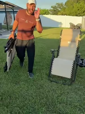 Silla reclinable gravedad cero para patio, piscina y jardín con reposacabezas acolchado y bandeja porta vasos. Diseño plegable y cómodo para relajarte al aire libre, tomar el sol o disfrutar de un día de descanso en el patio. #SillaGravedadCero #SillaReclinableExterior #MueblesDePatio #dealsforyoudays #tiktokshopcreatorpicks @Best Choice Products, Inc. 