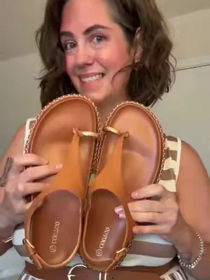 Comfortable and supportive summer sandals shouldn’t make your feet hurt. These are cushioned and have great arch support if you need that extra support. #footbedsandals #archsupport #DealsForYouDays #SummerWins #sandals 