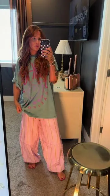 Literally could not love these more! I got aarge for an extra baggy, low rise!  #ootd #outfit #fashion #outfitinspo #baggypants 