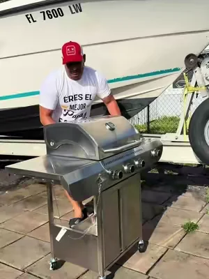 🔥🍔 ¡La parrilla perfecta para este verano! 🍔🔥 Convierte cualquier reunión en una experiencia inolvidable con esta parrilla de gas de 3 quemadores y 34,000 BTU de potencia. Cuenta con quemador lateral, parrillas de hierro fundido para una cocción uniforme y ruedas para moverla fácilmente. Ideal para el patio, jardín, camping o cualquier BBQ con familia y amigos. 🥩🌭🌽 #DealsForYouDays #SummerWins #TikTokShopDealsforYouDays #3-Burner Propane Gas Grill wit #BBQ