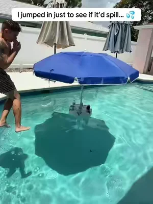 how did the drinks not spill? 😱 #poolparty #floatingpoolumbrella #poolumbrella 