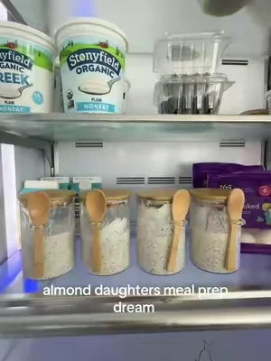 The sound is funny bc tbh happy life when I can meal prep with such cute jars #mealprep #overnightoats #mealprepcontainers 