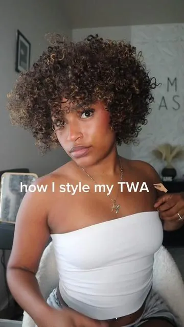 She’s so cutesy ! & perfect for the summer because there’s no hair down my back !!! 😍✨ #wig #wigsinstall #summerhair #summerhairstyles @FRODIO #frodiohair 