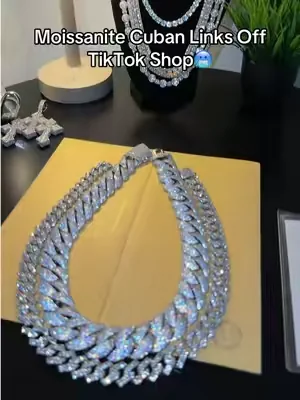 #moissanite #cubanlink #cubanlinkchain #moissanitejewelry #moissanitevsdiamond 