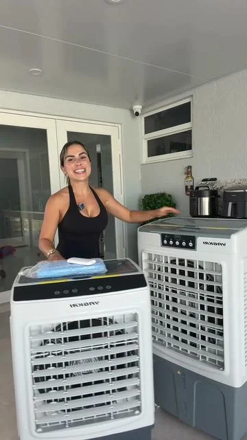 Mantén cualquier espacio fresco con este enfriador evaporativo de 35”. Ofrece un potente flujo de aire, cuenta con control remoto, tanque de gran capacidad y ruedas para moverlo fácilmente. Ideal para patios, garajes, terrazas, talleres y áreas amplias durante el verano. #SummerGarden #summervibes #summeressentials #DealsforYouDays #tiktokshopsummerturnup 