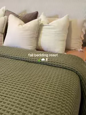 The coziest cooling waffle knit blanket #HotSleeper #CoolingBlanket #SummerBedding #FallBedding #bedsure 