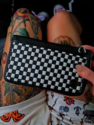 Obsessed with this wallet!! It does come with a chain that you can hook onto it. I use this as my main wallet without any of the straps and I love it so much!!😍 They do have other color options to choose from as well❤️
