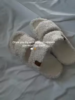 The ergonomic footbed, built-in arch support, and cushioned memory foam make them so much more comfortable than flat slippers #archsupport #houseslippers #dealsforyoudays #tiktokmademebuyit #summerwins 