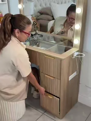 Tocador con espejo iluminado LED, cajones amplios y estación de carga integrada para organizar maquillaje, accesorios y productos de belleza. Diseño moderno que aporta estilo y funcionalidad a cualquier habitación. #TocadorConEspejo #DecoracionDormitorio #TikTokShopFinds #dealsforyoudays #tiktokshopcreatorpicks @amerlifeofficial 