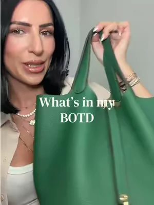 What’s in my bag of the day 💚 @SADI Bag Store #sadibag #wimb #botd #bucketbag 