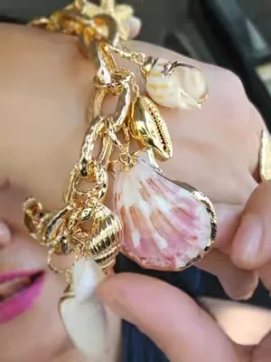 ✨ El accesorio perfecto para un look de verano. Esta hermosa pulsera con baño de oro de 18K combina cadenas de diseño elegante con dijes inspirados en el mar, como conchas, caracoles y estrella de mar. 🌊🐚 Es un accesorio ligero, llamativo y de excelente calidad, perfecto para darle un toque sofisticado y tropical a cualquier outfit. Puedes usarla sola como pieza protagonista o combinarla con otras pulseras para un estilo moderno y en tendencia. 💛 Características: Baño de oro de 18K. Dijes con inspiración marina. Diseño elegante y exclusivo. Ligera y cómoda para usar todo el día. Ideal para vacaciones, playa o cualquier ocasión especial. #Pulseras #Accesorios #18KGoldPlated #FashionJewelry #BeachStyle