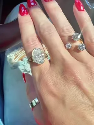 #moissanite #moissanitering #ovalring #goldring #bezelsetting 