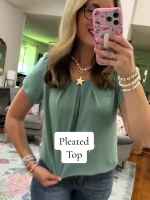 The perfect work friendly pleated top! This one is soooo soft and stretchy! I’m 5’7” 140 in a size small. @PrettyGarden 