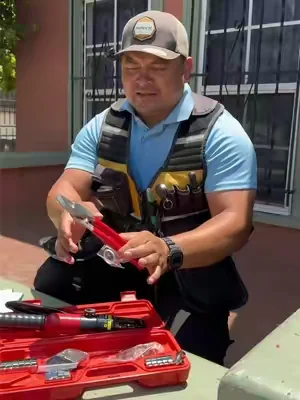 La herramienta de crimpado hidráulica Vevor ofrece crimps perfectos con la mitad del esfuerzo. Construcción de servicio pesado, varios tamaños de troquel y presión hidráulica suave para conexiones limpias y seguras siempre. Ideal para trabajo eléctrico, talleres o proyectos serios de DIY. #tooltok #VEVOR  #electrician  #construction #openyoursuperstory @VEVOR Store 