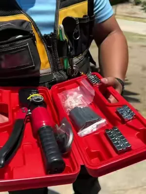 La herramienta de crimpado hidráulica Vevor otrece crimps pertectos con la mitad del estuerzo. Construccion de servicio pesado, varios tamaños de troquel y presión hidraulica suave para conexiones limpias y seguras siempre. Ideal para trabajo eléctrico, talleres o proyectos serios de DIY. #tooltok #VEVOR #electrician #construction #openyoursuperstory @VEVOR Store 