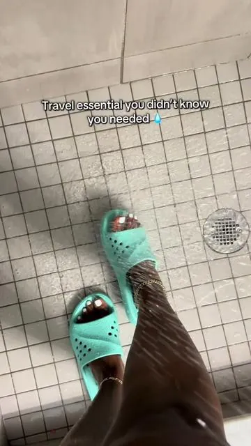 Shower shoes that are great for travel to use in a hotel or on a cruise, but also great to use at the pool or even for college students living in a dorm. #showershoes #slidesandals #dormessentials #poolshoes #travelessentials 