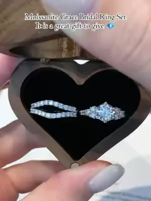 Moissanite Grace Bridal Ring Set. It is a great gift to give💎#summerwins #tiktokshopdealsforyoudays #ring #moissanitering #dealsforyoudays #delzzad #waterproofjewelry #jewelry #2026 #giftideas #viral #delzzadjewelry #nontarnishjewelry #beautiful #luxury #affordable #diamond #diamondtester #3pcs #ringset