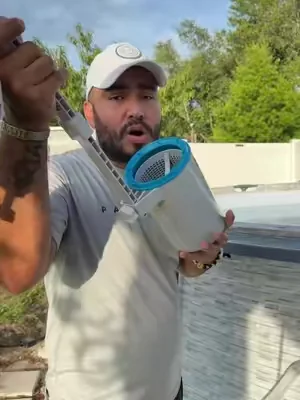 Mantén tu piscina más limpia con menos esfuerzo. Este skimmer flotante atrapa hojas, insectos y suciedad antes de que lleguen al fondo, ayudando a mejorar la filtración y reducir el tiempo de limpieza. Compatible con la mayoría de piscinas elevadas y fácil de instalar. #PiscinaElevada #PoolAccessories #PoolCleaning #dealsforyoudays #tiktokshopcreatorpicks @TCP Global 