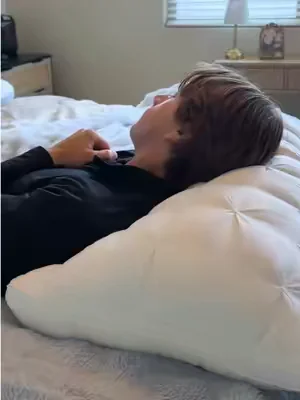 How is this thing so soft 🤤 #mellow #pillow #ploofpillow #sleep #bed  