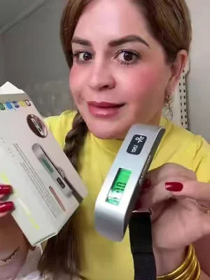 Si vas para Cuba, esta báscula digital puede sacarte de un apuro. ✈️📦 Antes de salir para el aeropuerto puedes comprobar el peso aproximado de tu equipaje y evitar sorpresas al momento de facturarlo. También es muy útil si envías paquetes con frecuencia. Encima de mi nombre te dejo la tienda  #TikTokShop #Viajes #Cuba #Equipaje #SegurosYSugeridos