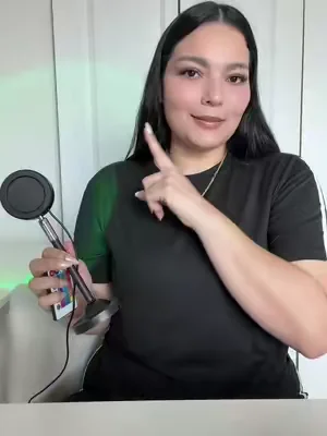 ¿Quieres cambiar por completo la vibra de tu espacio con un solo clic? ✨ Esta lámpara de atardecer RGB transforma cualquier rincón aburrido en un ambiente súper cálido, moderno y relajante. Trae control remoto para cambiar los colores según tu mood y es perfecta para darle ese toque sofisticado a tu habitación o sala. 🌅🖤 #SunsetLamp #DecoracionAesthetic #HomeDecor #AmbientLighting #CuartoAesthetic  