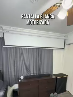Pantalla blanca de hasta 100 pulgadas completamente motorizada con su control, perfecta si quieres sacarla toda la calidad a tu proyector dejandolo de usar en tu pared #projector #movies #worldcup #latinosenusa #whitescreen