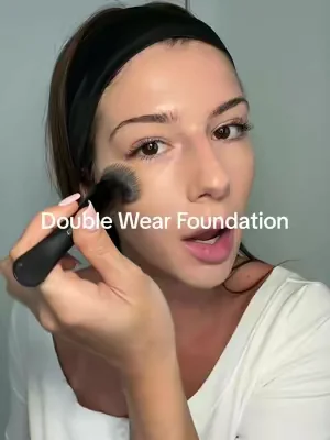 she is that girl 🤌🤌 #makeup #foundation #esteelauder #makeuptutorial 