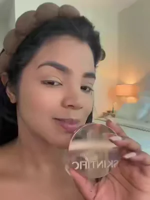 Consigue un acabado uniforme y natural con esta cushion foundation de SKINTIFIC. 💖 Su cobertura ayuda a disimular imperfecciones, deja la piel con un aspecto fresco y es perfecta para llevar en el bolso y retocar tu maquillaje en cualquier momento. ✨ 