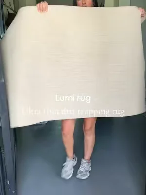 This dirt trapping rug is ultra thin but mighty 👏🏼🤣 #dealsforyoudays #summervibes #summerwins #rug #thinrug 