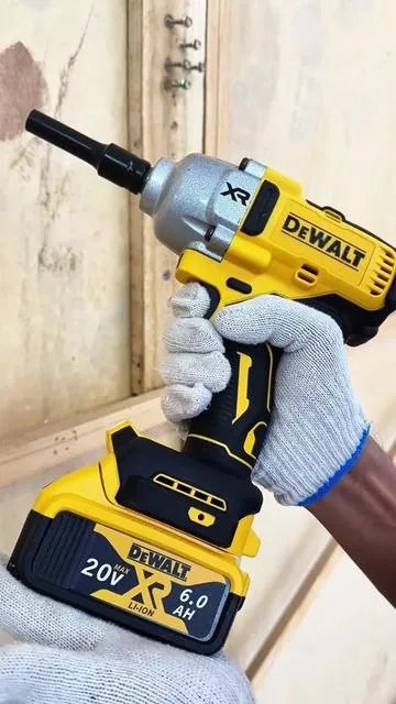 Esta llave de impacto es lo que un profesional necesita, con un par de 600 Nm, es suficiente, una llave de nivel profesional.#DCF900 #dewalttools #DeWalt