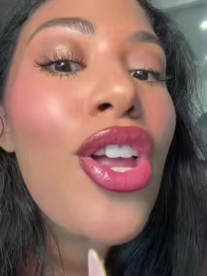 in case i didn’t say it enough- GLAZED DONUT 🍩🤤💕💋 @Truly Beauty #trulybeauty #hydratinglipgloss #dealsforyoudays #glazeddonuthydratinglipgloss #lipgloss 
