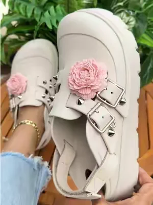 @Crocs dropped the CROCS LOAFERETTE and theses loafer crocs are gorgeous honeyyy.  Theres the Loaferette Cocoa Cream, Chall White, Black and more colors to come!  #crocs #loafers #crocsloaferette #clogs 