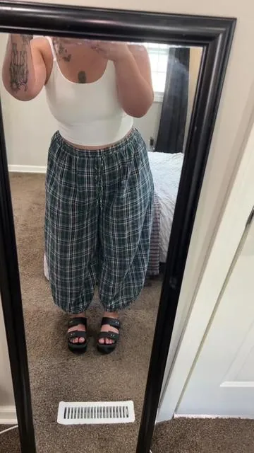 These plaid linen pants are giving cozy-cute vibes ❤️✨ Lightweight, stretchy, and so comfy, they have that relaxed boxer-inspired look that’s perfect for lounging, running errands, or styling with your favorite tee. Bonus: they’re short-girl friendly! 🙌 #PlaidPants #ShortGirlStyle #ComfyFashion #LinenPants #CasualOutfitIdeas 