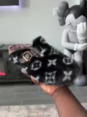 Need a pair of these in every color ASAP🔥🔥 #slippers #designerslippers #luxuryslippers #slides #fuzzyslippers