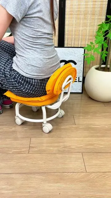 ✅ Built-in universal wheels let you slide effortlessly around the whole house while sitting#HouseworkHelper #MultiTaskStool #tiktokshop 