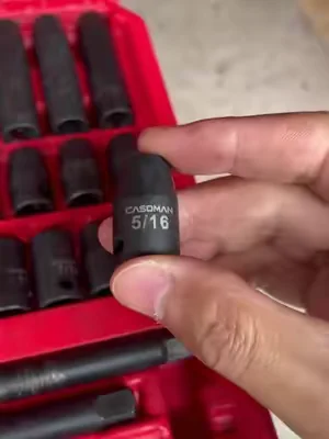 Juego de vasos de impacto CASOMAN de 49 piezas con encastre de 3/8", medidas SAE y métricas, 6 puntas, acero CR-V; incluye barra de extensión, adaptador y junta universal.#SocketSet #ImpactSockets #MechanicTools #ToolKit #GarageTools