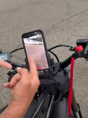 I’ve literally gotten so many different ones before I finally found the one that works the best. #phonemount #motorcyclephoneholder #phoneholder #bikeaccessories #bikephoneholder 