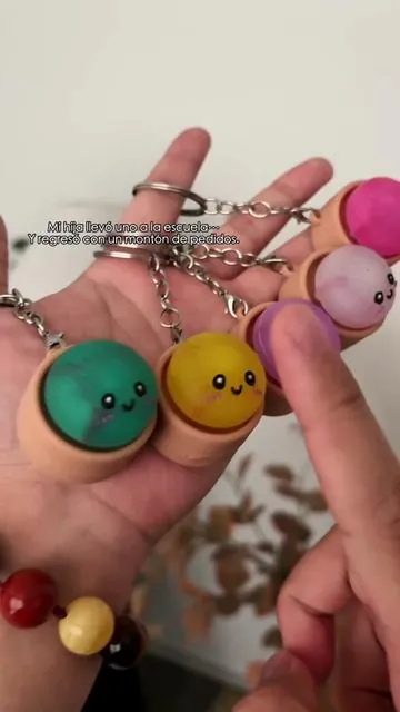 Mira lo que pasa cuando lo aprietas. #DealsForYouDays #fidgetkeychain #backtoschool #cutekeychain #schoolvlog 