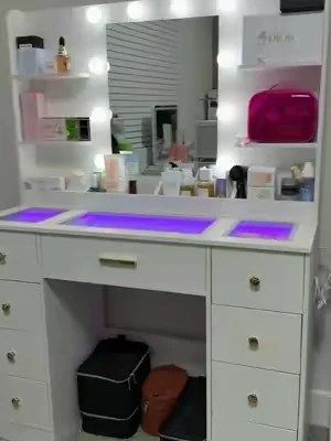 Hermoso vanity con Cristal y luces led😍🥰 tiene buen tamaño y capacidad #vanity #vanitymirror #vanitymakeup #dealsforyoudays #makeup 