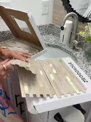 Paneles adhesivos tipo backsplash para cocina y baño con acabado efecto mármol y madera, fáciles de instalar, resistentes a la humedad y perfectos para renovar paredes sin obra. Ideal para remodelación de cocina, baño o lavandería. #BacksplashAdhesivo #AzulejoAdhesivo #RenovacionDeCocina #dealsforyoudays #tiktokshopcreatorpicks 