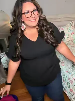 I have this top in quite a few colors but i definitely love this basic black with the ruffle sleeves. I’m in the 2x. #shortsleeve #OOTD #friday #ruffle #ruffles 