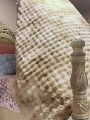 I had to get it ! Feel so soft and fluffy ☁️ #mellow #blanket #blankets #bedroom #bedroomdecor 