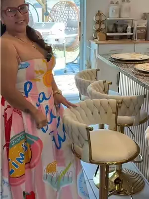 Respuesta a @Tony Perez Set de bancos para barra giratorios con asiento de terciopelo, altura ajustable, base dorada y diseño moderno para isla de cocina, bar o comedor. Sillas tipo bar con giro de 360°, respaldo cómodo y estilo elegante que transforma cualquier espacio. #BancosParaBarra #SillasDeBar #IslaDeCocina #dealsforyoudays #tiktokshopcreatorpicks 